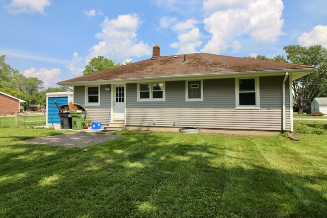 Building Photo - Three Bedroom House in Maumee ~ Available ...