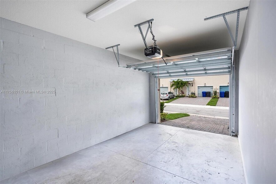 Building Photo - 3944 Poinciana Ln