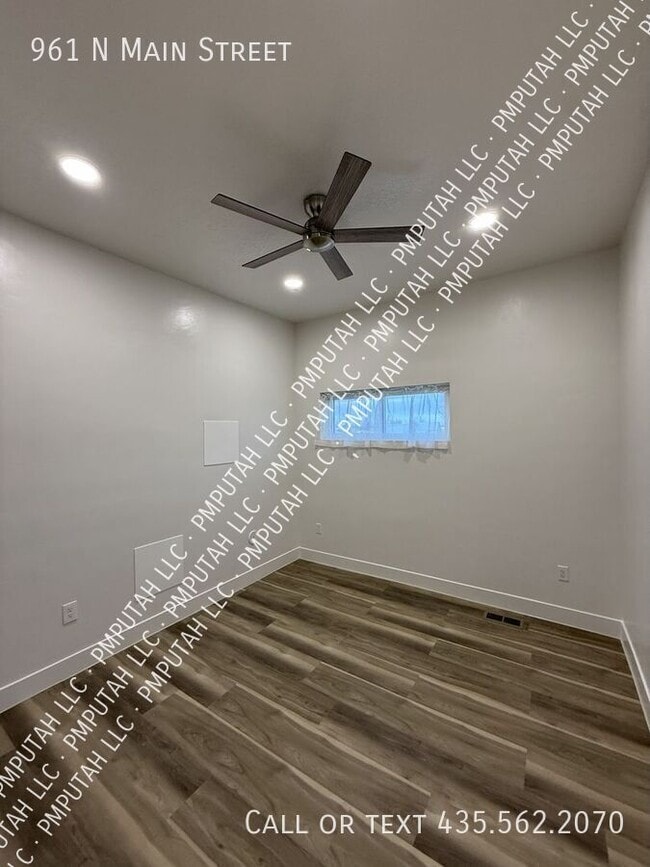 Building Photo - 961 N Main St