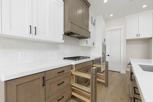 Building Photo - Stunning  4 bed | 3 bath | 3 car garage cu...