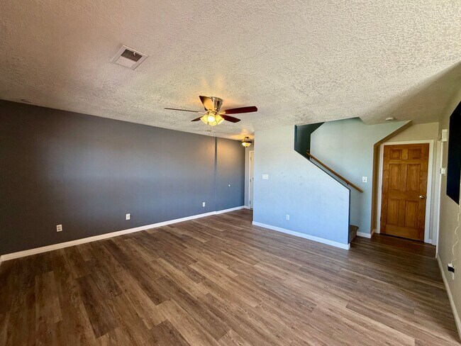 Building Photo - Cozy 3 Bedroom 2.5 Bathroom Home In Ventana Ranch!