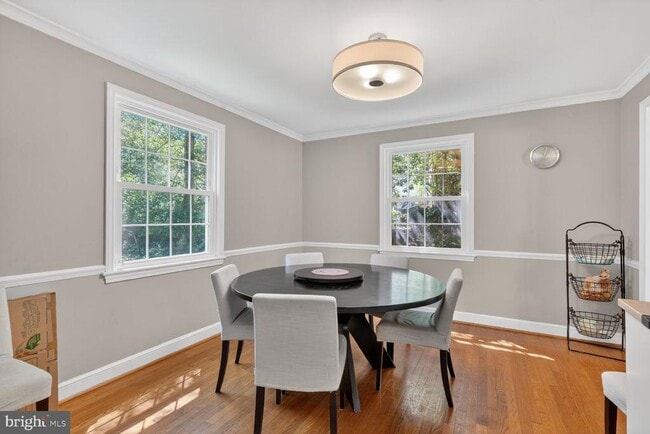 Building Photo - 7215 Rollingwood Dr