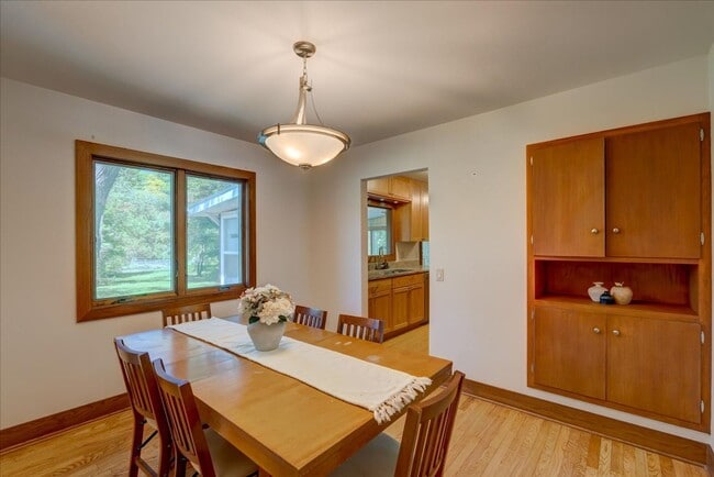 Building Photo - Move in Ready Hill Farms Ranch!