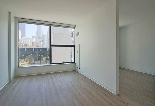 Building Photo - 817 W Van Buren St