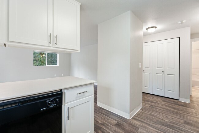 Building Photo - Come Home To An Amazing View! Remodeled Two Bedroom Two Bath! One Month Free!