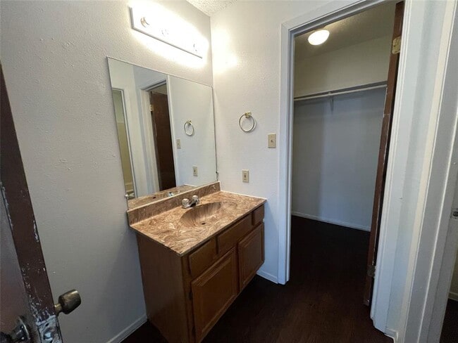 Building Photo - 1925 Castle Gate Cir