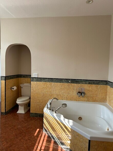 Building Photo - 2329 Curlew St