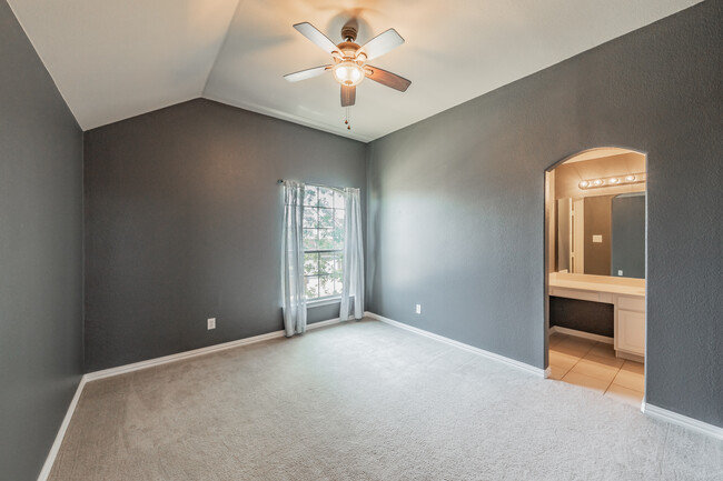 Building Photo - 1605 Buckhorn Dr