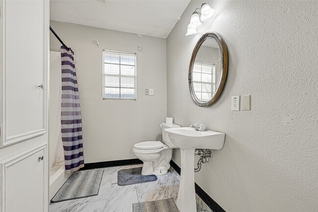 Building Photo - 1109 Frances Dr