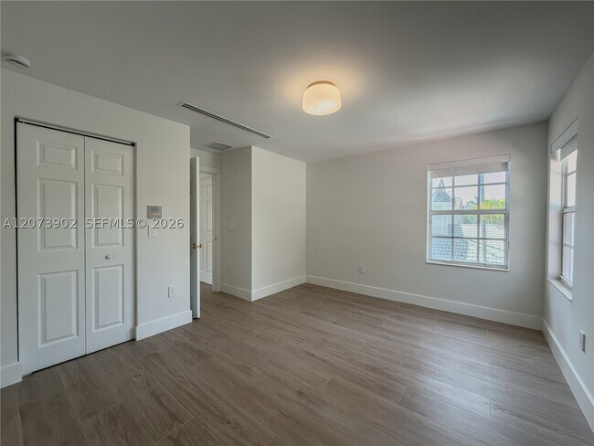Building Photo - 5297 SW 183rd Ave