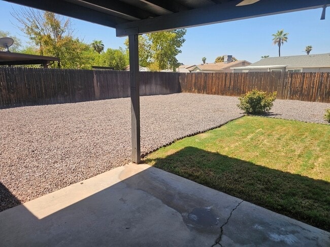 Building Photo - Great 3/2 in NE Phoenix with brand new flo...