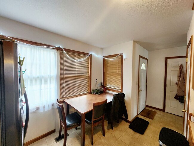 Building Photo - 3bed, 2.5bath Townhouse Near Medical Center and WVU Farm - Available 05/20/2026