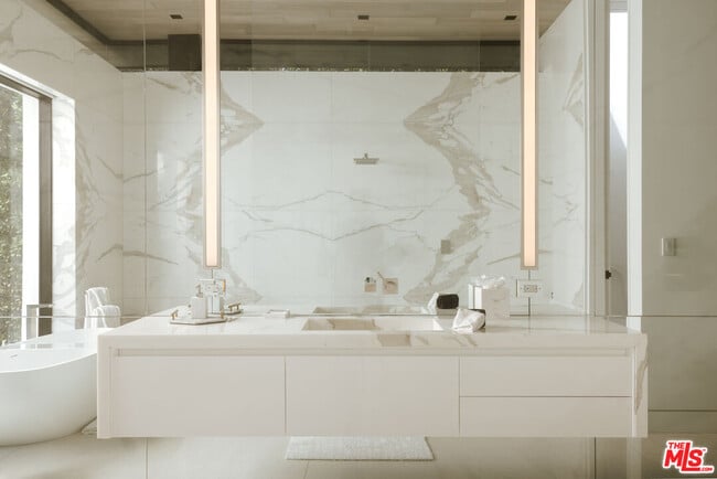 Building Photo - 1536 Blue Jay Way