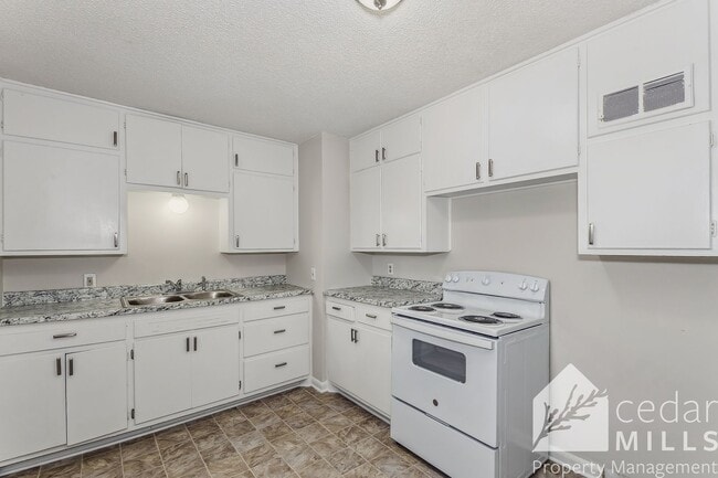 Building Photo - Remodeled Duplex Conveniently Located Near WSU!