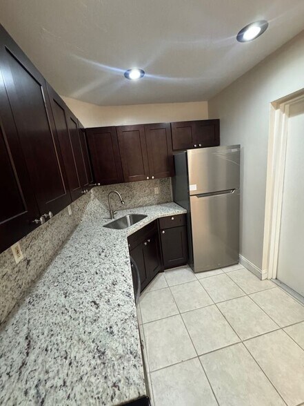 Building Photo - 3115 Oakland Shores Dr