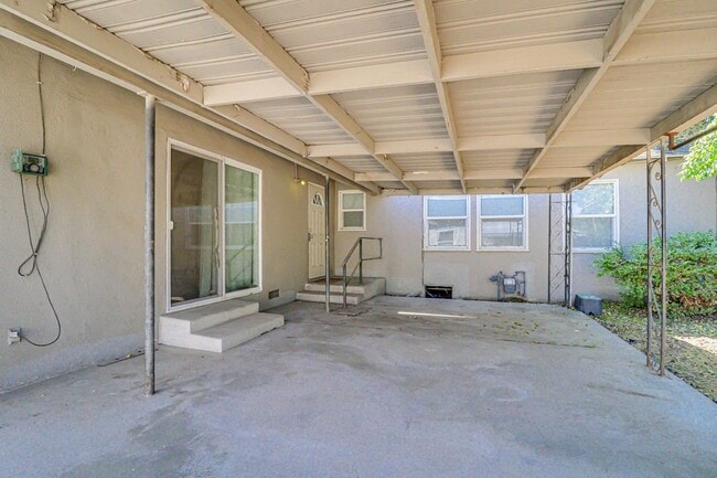 Building Photo - 4+2 Downtown Truxtun Ave Charm!