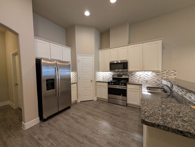 Building Photo - 3/2/2 Duplex / Less than 1 Mile to Gruene / Fridge Included/ Gas Cooking / Covered Patio / CISD