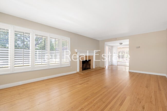 Building Photo - 6640 S Land Park Dr