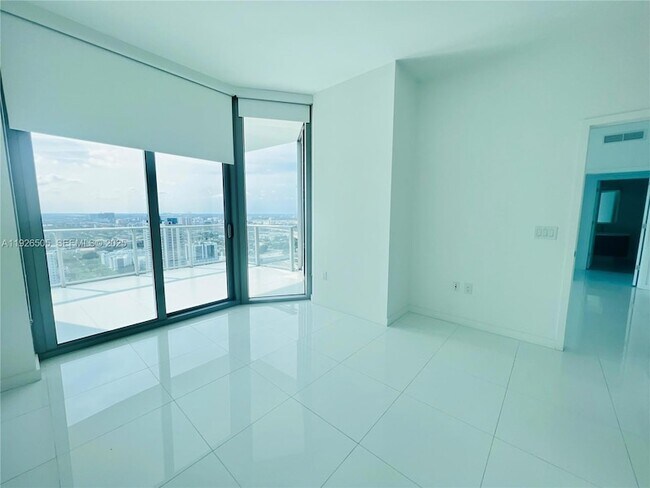 Building Photo - 851 NE 1st Ave