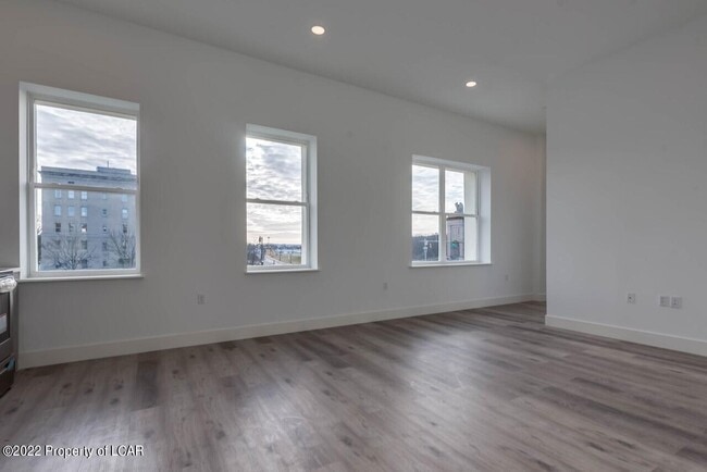 Building Photo - 19 N River St