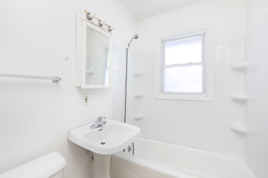 Building Photo - 2537 Lynner Dr