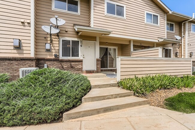 Primary Photo - Check out this 2 bed 3 1/2 bath NOW!