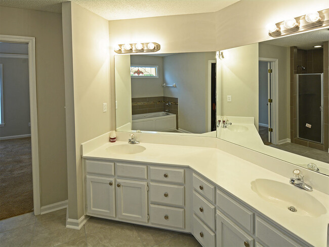 Building Photo - 3 Bedroom with BONUS room, 2 bathrooms. Ne...