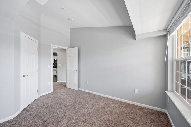 Building Photo - $1,695.95 with $300.00 off the first month's rent, $2 Beds - 2 Bath, Condo in Aurora with in Unit...