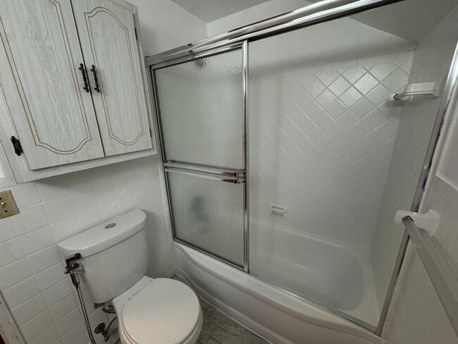 Building Photo - Available NOW! 4 Bed 2 Full Bath House