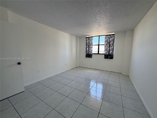Building Photo - 210 174th St