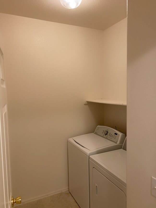 Building Photo - West side condo with mountain views