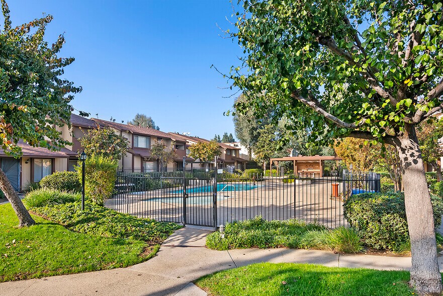 Building Photo - 8707 Cedros Ave