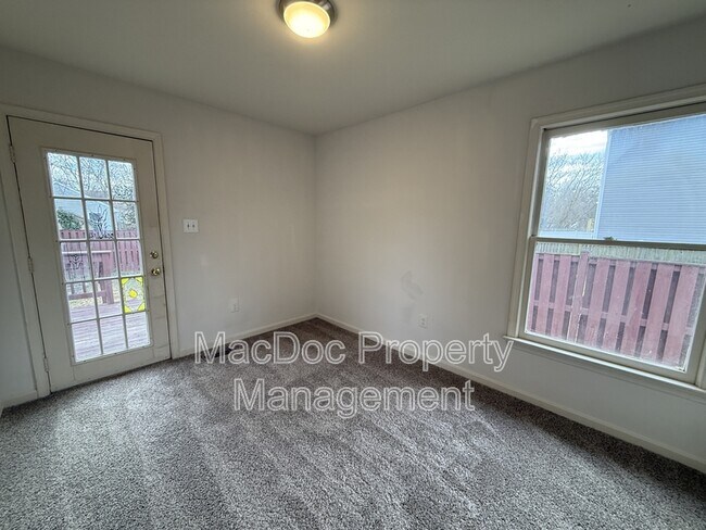 Building Photo - 227 Bend Farm Rd