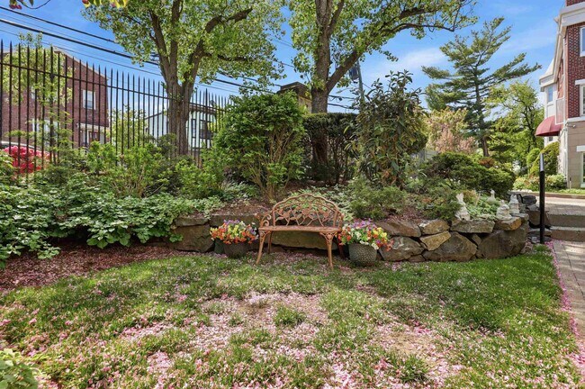 Building Photo - 215 St Michaels Walk