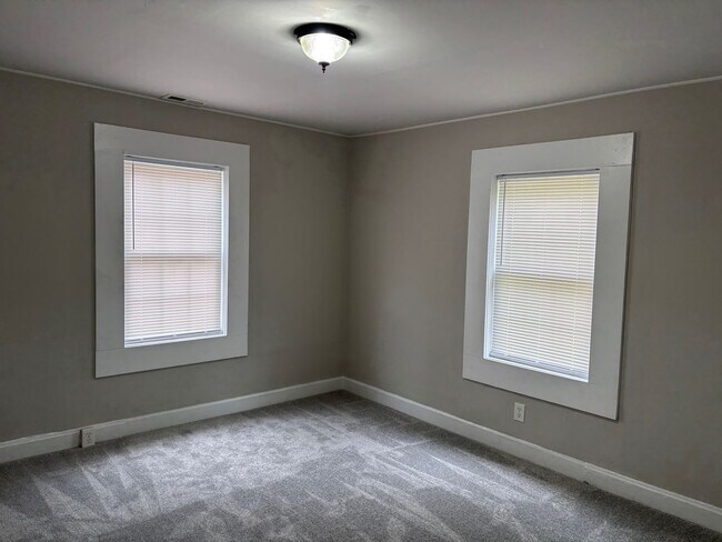 Building Photo - 2 BED, 1 BATH HOME LOCATED IN HIGH POINT