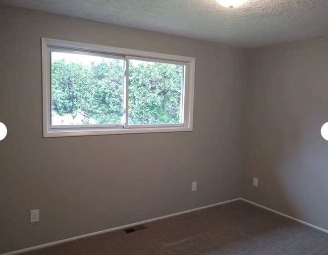 Building Photo - Beautiful 3 bedroom ranch on quiet cul-de-...
