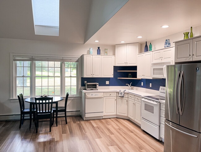 Fully equipped kitchen with dishwasher, oven, microwave, fridge and toaster oven - 21 Willowbrook Ave