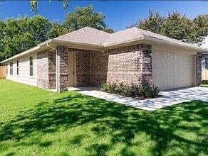 Building Photo - Spacious 3 bedroom, 2 bath available!
