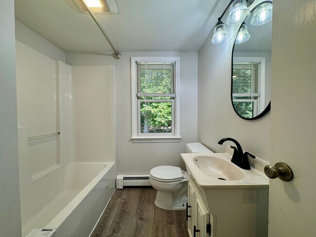 Building Photo - $3,195 Spacious 4BD/2BA Home w/Fenced Backyard | Available Now