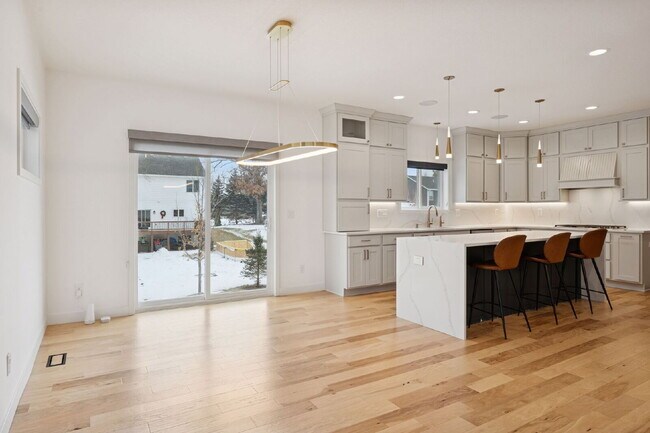 Building Photo - Luxurious 5-Bed/5 Baths, Granite & 3 Car Garage