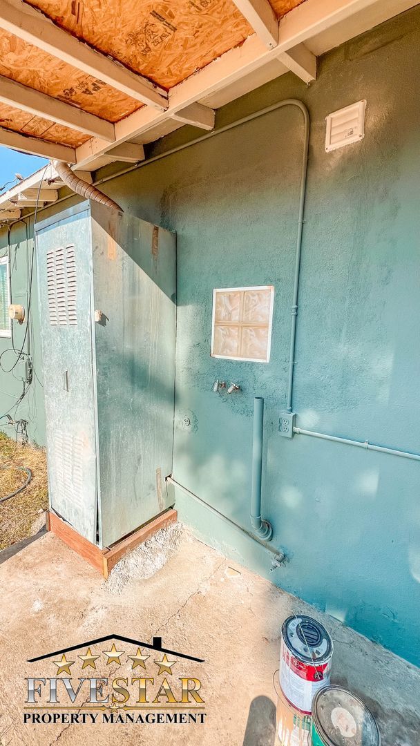 Building Photo - 2703 Center St