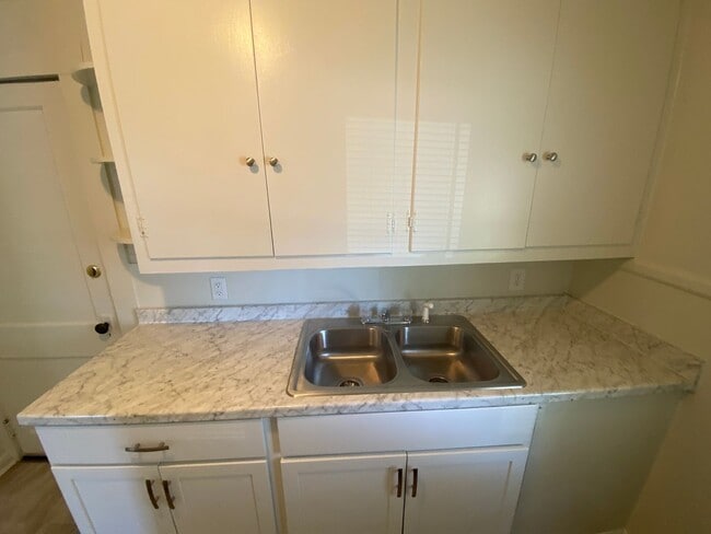 Building Photo - Great 2BR/1B Apartment in Historical House!