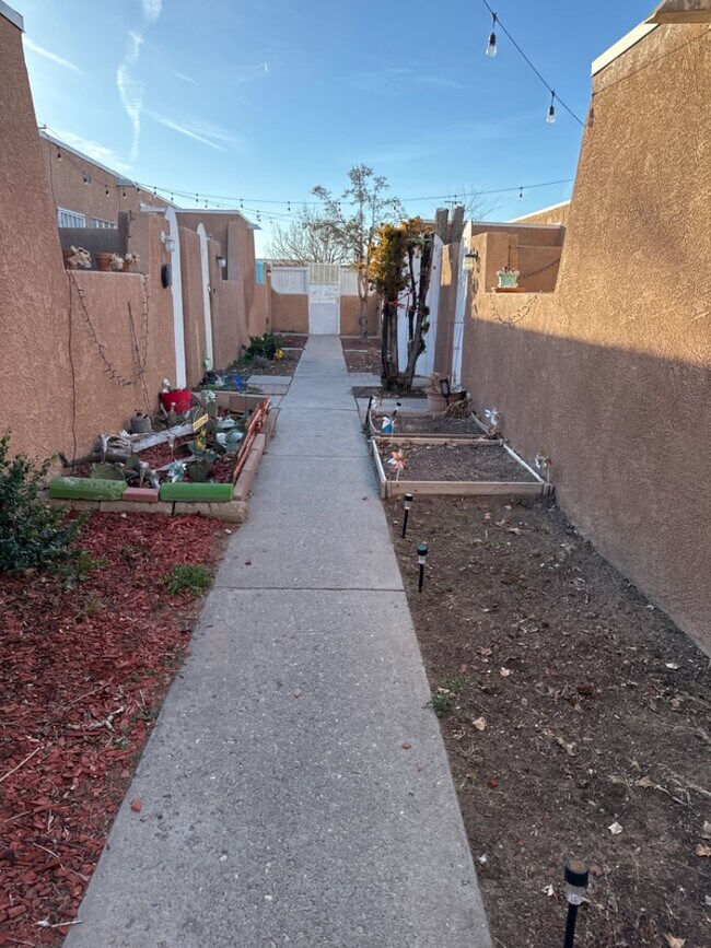 Building Photo - 936 San Pedro Dr SE