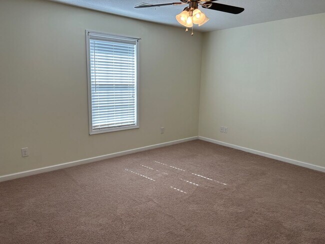 Building Photo - 3 Bedroom/2.5 Bath Home Kingsport, TN