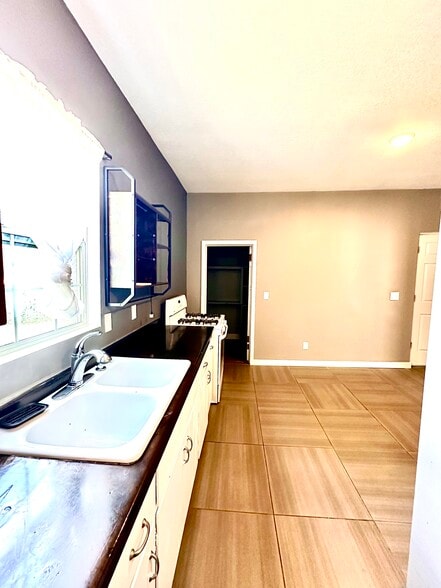 Building Photo - 1435 7th St