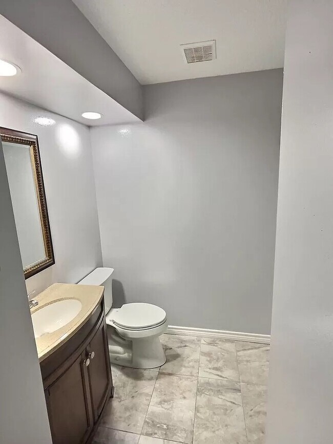 Building Photo - 118 Linnet Dr