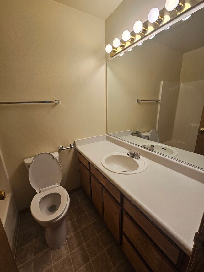 Building Photo - 3 Bedroom Home Near Schools!