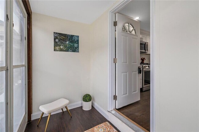 Building Photo - 33 Moorland Ave