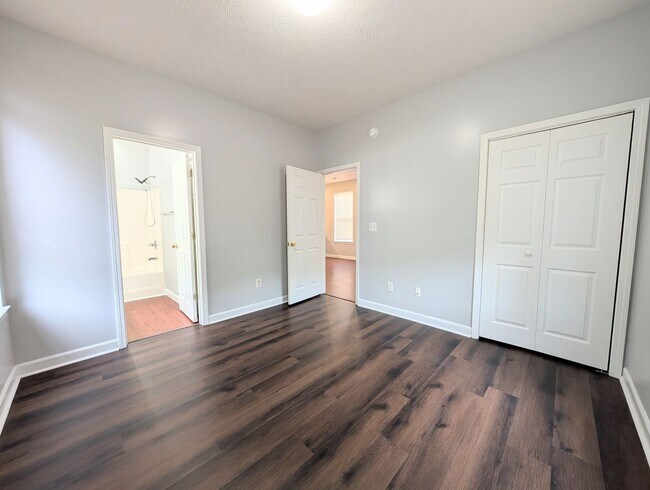 Building Photo - 484 River Oaks Dr