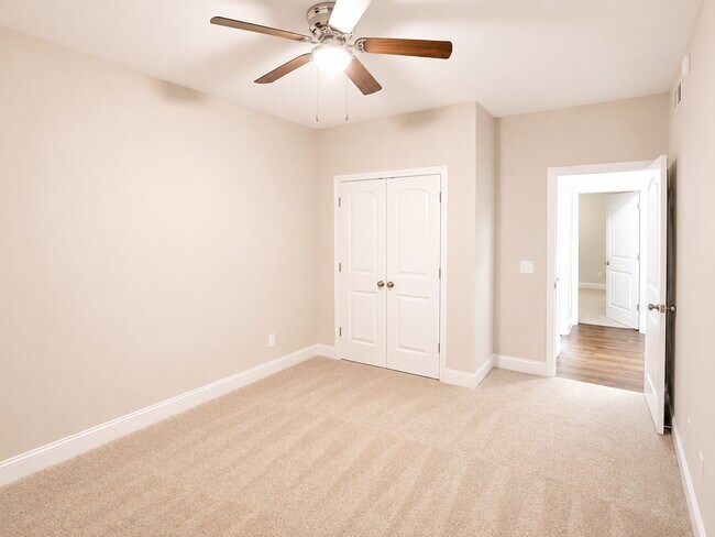 Building Photo - 547 Southern Cross Dr